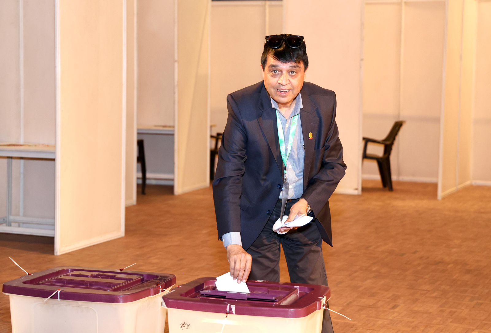 नेपाल उद्योग वाणिज्य महासङ्घको ६०औ वार्षिक साधारण सभामा नयाँ कार्यसमितिको निर्वाचनका लागि मतदान गर्दै अध्यक्ष चन्द्र ढकाल